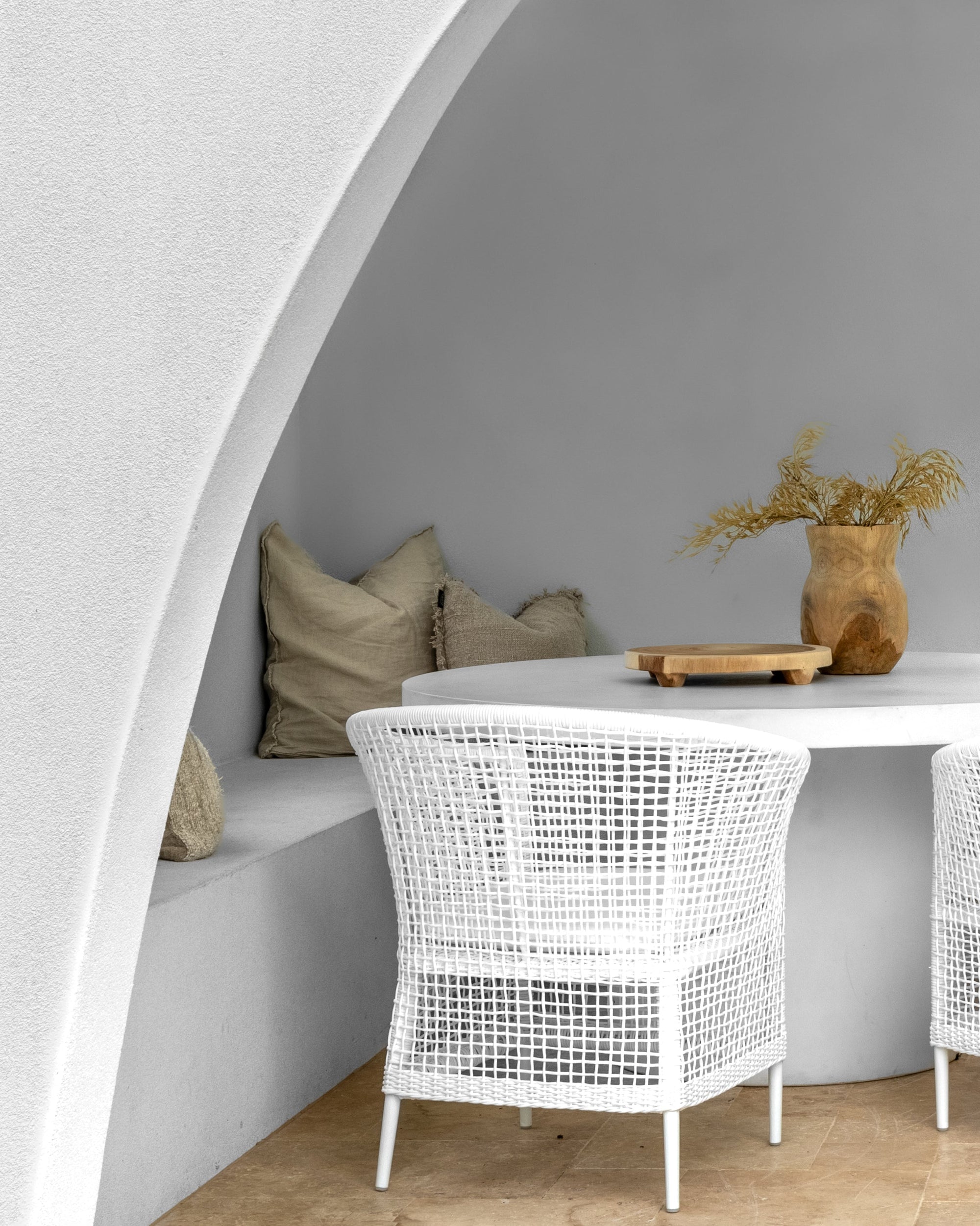 Lumara cheese plate in solid natural wood with round profile, visible timber grain and low pedestal feet.