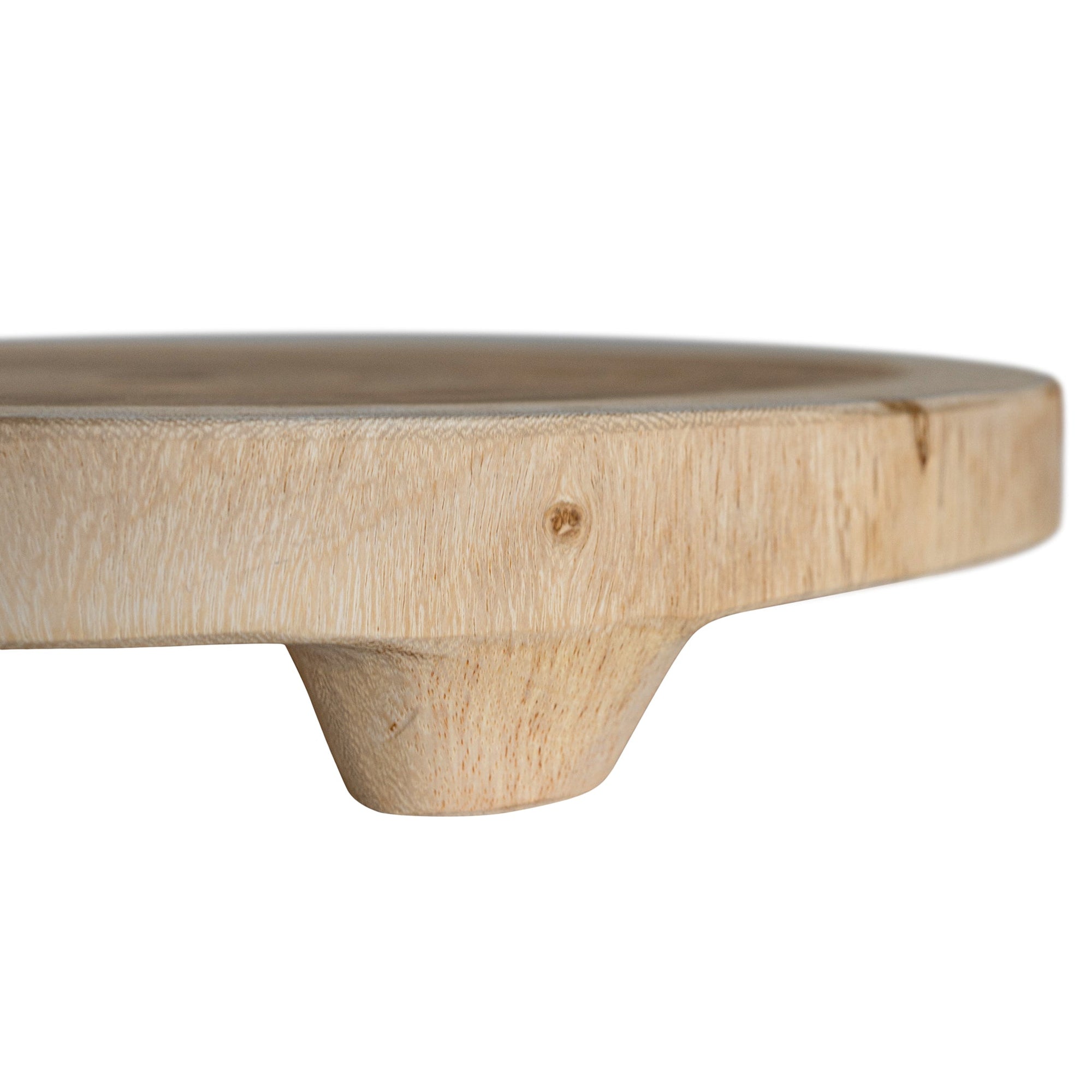 Lumara cheese plate in solid natural wood with round profile, visible timber grain and low pedestal feet.