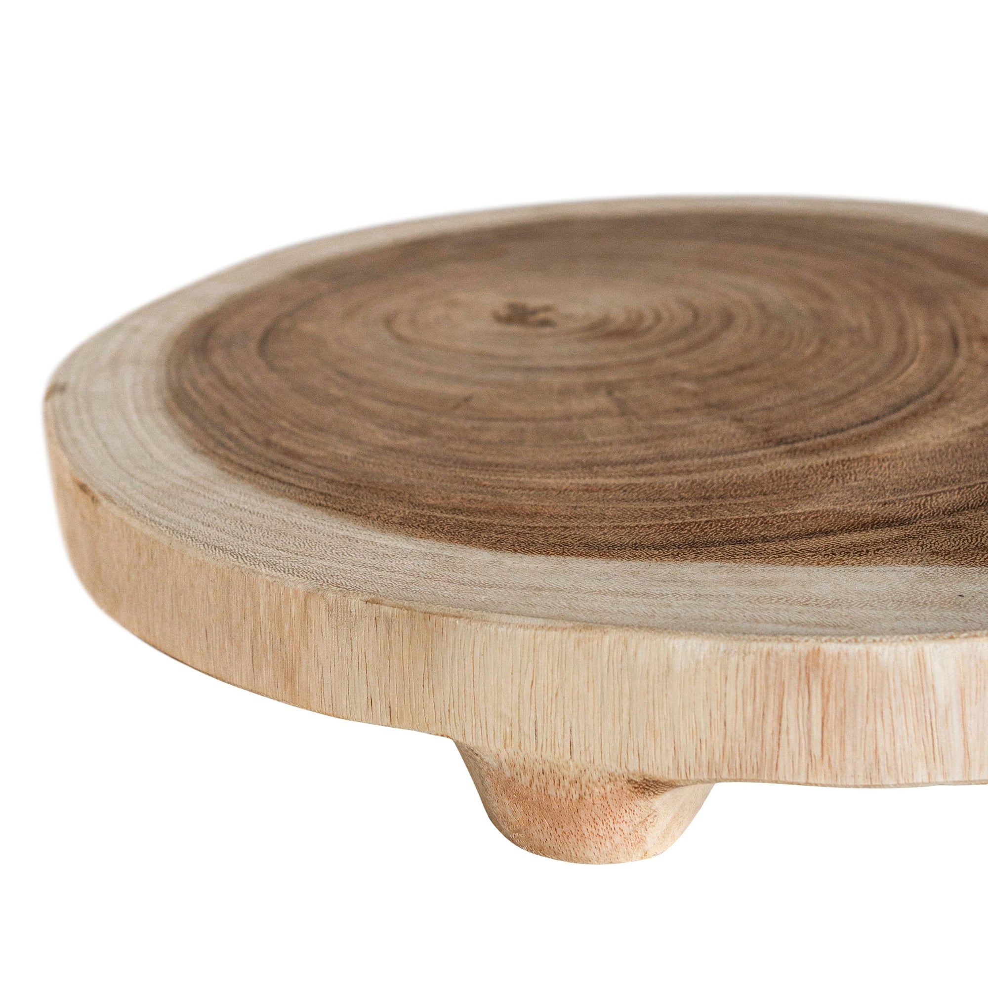 Lumara cheese plate in solid natural wood with round profile, visible timber grain and low pedestal feet.
